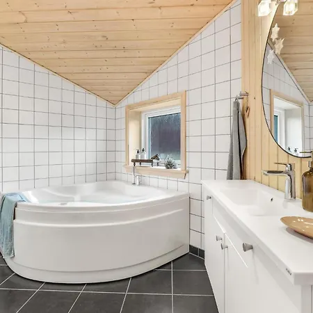 Dom wakacyjny Stunning In Aakirkeby With Wifi Vester Somarken