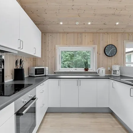 Stunning In Aakirkeby With Wifi بيت للعطل *