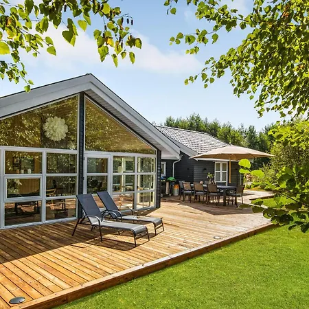 Stunning In Aakirkeby With Wifi بيت للعطل *