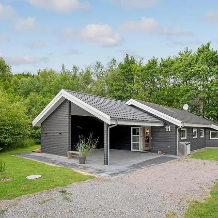 3 Bedroom In Aakirkeby *