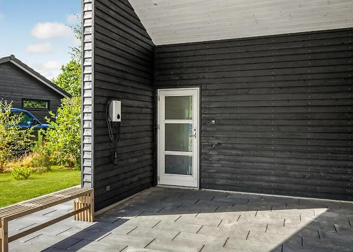 Stunning In Aakirkeby With Wifi بيت للعطل *