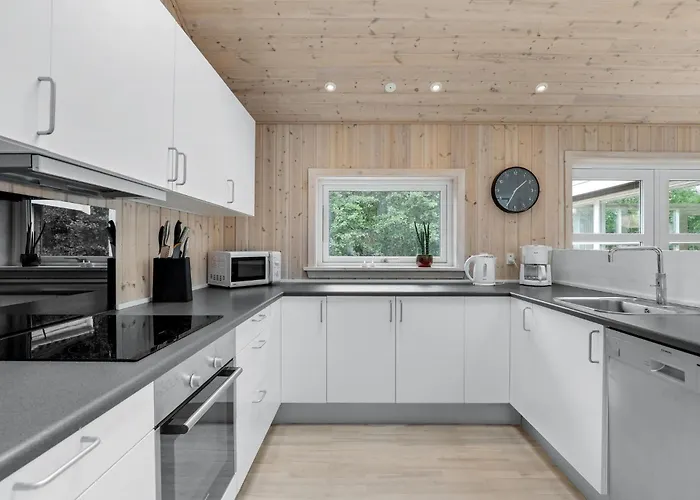 Stunning In Aakirkeby With Wifi بيت للعطل *