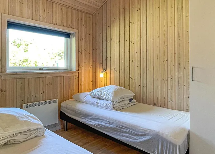 Stunning In Aakirkeby With Wifi بيت للعطل *