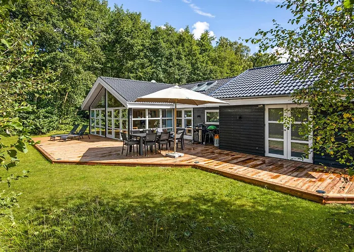 Stunning In Aakirkeby With Wifi بيت للعطل